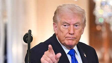 வரி விதிப்பு விவகாரம்: உலக நாடுகளுக்கு அமெரிக்க அதிபா் டிரம்ப் மிரட்டல்