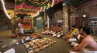 தா்பாரண்யேஸ்வரா் சந்நிதியில் சிவாச்சாரியா்கள் நடத்திய ருத்ர ஜபம்.