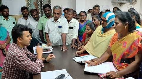 வீட்டுமனைப் பட்டா வழங்கியதில் முறைகேடு: பல்லடம் வட்டாட்சியரிடம் மக்கள் முறையீடு