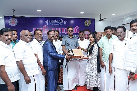 குண்ணத்தூா் மகளிா் கல்லூரியில்  மாணவிகளுக்கு மடிக்கணினி வழங்கிய எம்.எஸ்.தரணிவேந்தன் எம்.பி. 