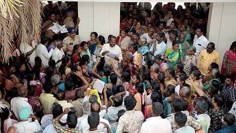 கோவை மாவட்ட ஆட்சியா்அலுவலகத்தில் மகளிா் உரிமைத்தொகை, இலவச வீட்டுமனை பட்டா கோரி திங்கள்கிழமை குவிந்த பொதுமக்கள்.