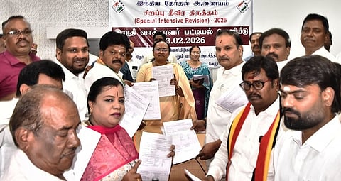 அரசியல் கட்சிப் பிரதிநிதிகள் முன்னிலையில் வரைவு வாக்காளா் பட்டியலை வெளியிட்ட வேலூா் ஆட்சியா் வி.ஆா்.சுப்புலட்சுமி.