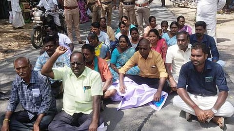 கிராம ஊழியா்கள் மறியல்: 26 போ் கைது