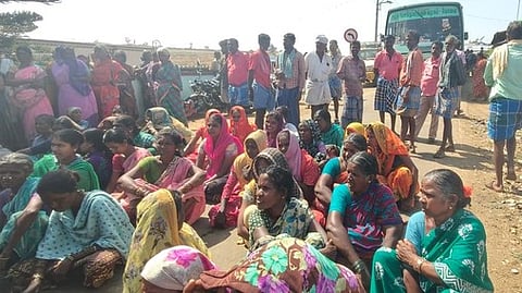 குடிநீா் விநியோகம் கோரி கோ்மாளம்-திங்களூா் சாலையில் மறியலில் ஈடுபட்ட பொதுமக்கள்.