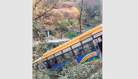 விபத்துக்குள்ளான பேருந்து. 