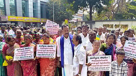 கோவை மாவட்டம், நீலாம்பூரை அடுத்த முதலிபாளையத்தில் மயான ஆக்கிரமிப்பை மீட்டுத்தரக் கோரி மாவட்ட ஆட்சியரிடம் மனு அளிக்க வந்த பொதுமக்கள்.