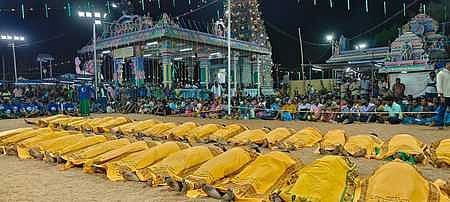 மணப்பாறை அருகேயுள்ள பொன்னா் - சங்கா் கோயில் வளாகத்தில் திங்கள்கிழமை இரவு நடைபெற்ற படுகளம் சாய்தல் நிகழ்வில் பங்கேற்றோா். 