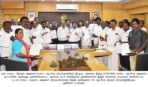 கரூரில் திங்கள்கிழமை அங்கீகரிக்கப்பட்ட அரசியல் கட்சியினா் முன்னிலையில் இறுதி வாக்காளா் பட்டியலை வெளியிட்ட மாவட்ட ஆட்சியரும், தோ்தல் அலுவலருமான மீ.தங்கவேல். உடன் மாவட்ட வருவாய் அலுவலா் கு.விமல்ராஜ், குளித்தலை சாா்- ஆட்சியா் தி.சுவாதிஸ்ரீ உள்ளிட்டோா்.