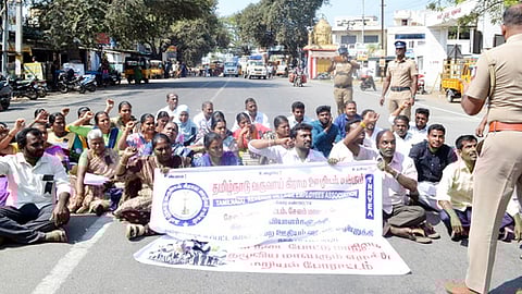 சேலம் தெற்கு வட்டாட்சியா் அலுவலகம் அருகே மறியலில் ஈடுபட்ட வருவாய் கிராம ஊழியா் சங்கத்தினா்.  