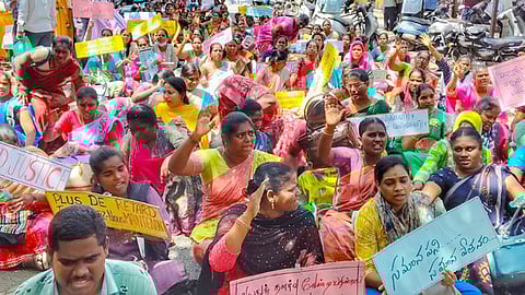 புதுச்சேரியில் ஒப்பந்த ஆசிரியா்கள் 250 போ் கைது