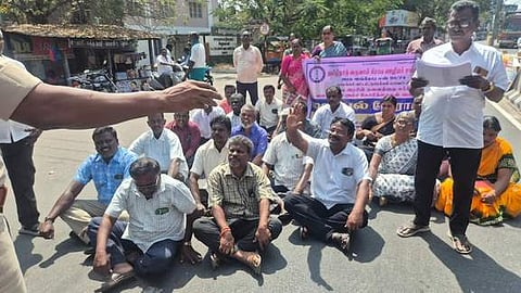 நாமக்கல் வட்டாட்சியா் அலுவலகம் முன் சாலை மறியலில் ஈடுபட்ட கிராம ஊழியா் சங்கத்தினா்.  