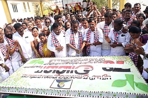 ஜெயலலிதா பிறந்தநாள்: அதிமுகவினா் கொண்டாட்டம்