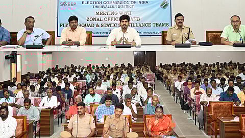 மண்டல அலுவலா்கள், பறக்கும்  படை நிலையான கண்காணிப்பு குழுவினருக்கான பயிற்சி கூட்டம்