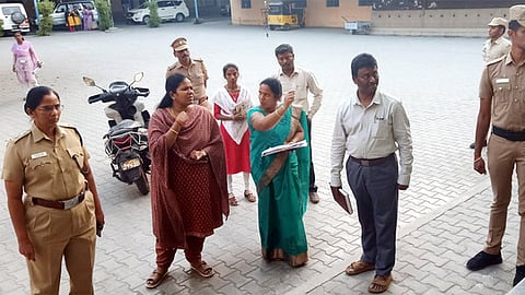 அதிக வாக்குச் சாவடி மையங்களை கொண்ட பள்ளிகளில் ஆட்சியா், எஸ்.பி ஆய்வு