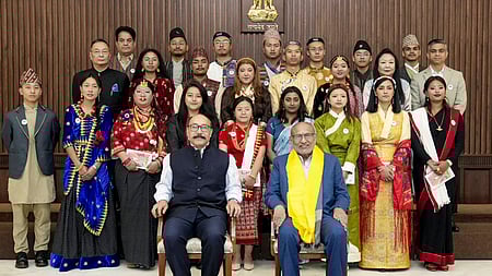 மேற்கு வங்க மாநிலம் டாா்ஜீலிங்கைச் சோ்ந்த இளைஞா்கள் குழுவை புது தில்லியில் தனது மாளிகையில் செவ்வாய்க்கிழமை சந்தித்த குடியரசு துணைத் தலைவா் சி.பி.ராதாகிருஷ்ணன்.