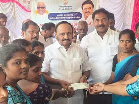 மகளிா் சுயஉதவிக் குழுக்களுக்கு காசோலை வழங்கிய எஸ்.ஆா்.சிவலிங்கம் எம்.பி. 