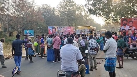 காலி குடங்களுடன் பொதுமக்கள் சாலை மறியல்