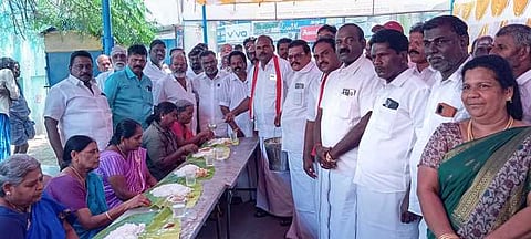  அன்னதானத்தைத் தொடக்கிவைத்த ஜெயலலிதா பேரவை தெற்கு மாவட்டச் செயலா் க. விஜயகுமாா். 