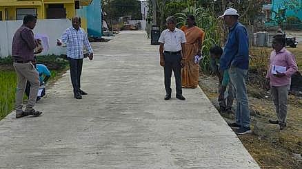 போளூா் ஒன்றியத்தில் வளா்ச்சித் திட்டப் பணிகள் - மாவட்ட திட்ட இயக்குநா் ஆய்வு