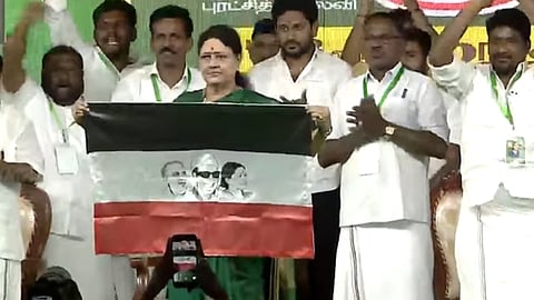 கட்சிக் கொடியை அறிமுகம் செய்த சசிகலா