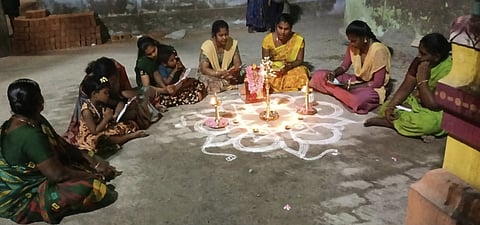  உடன்குடி வில்லிகுடியிருப்பில் சந்தன மாரியம்மன் கோயிலில் கந்தசஷ்டி கவசம் படிக்கும் பெண்கள். 