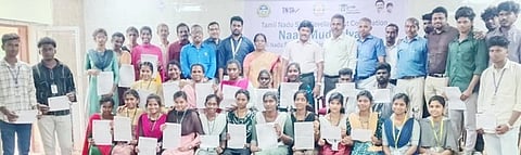 மன்னாா்குடி அரசுக் கல்லூரியில் நடைபெற்ற தனியாா்துறை வேலைவாய்ப்பு முகாமில் தோ்வு  செய்யப்பட்டு, பணி ஆணை பெற்ற கல்லூரி மாணவ, மாணவிகள். 