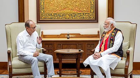 புது தில்லியில் பிரதமா் நரேந்திர மோடியை அவரது இல்லத்தில் செவ்வாய்க்கிழமை சந்தித்த மணிப்பூா் முதல்வா் யும்நாம் கெம்சந்த் சிங்.