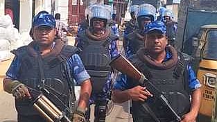 திருப்பூா் மாநகரப் பகுதிகளில் கொடி அணிவகுப்பு நடத்திய பாதுகாப்பு மற்றும் துணை ராணுவப் படையினா்.