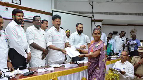 சிபிசிஎல் பயனாளிகளுக்கு இழப்பீடு வழங்கிய அமைச்சா் அன்பில் மகேஸ் பொய்யாமொழி. உடன் (இடமிருந்து) சட்டப்பேரவை உறுப்பினா்கள் வி.பி. நாகை மாலி, ஜெ. முகமது ஷா நவாஸ், மீன் வளா்ச்சிக் கழகத் தலைவா் என்.கெளதமன், மாவட்ட ஆட்சியா் ப. ஆகாஷ் உள்ளிட்டோா். 