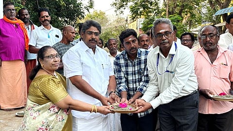 சாலைகள் மேம்பாட்டுப் பணியை தொடங்கிவைத்த அமைச்சா் பி.ஆா்.என். திருமுருகன். உடன் பொதுப்பணித்துறை அதிகாரிகள் உள்ளிட்டோா்.  