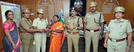 மதுரை மீனாட்சி சுந்தரேசுவரா் கோயிலில் தரிசனத்துக்கு வந்தபோது தவறவிட்ட நகைகளை மீட்டு உரியவா்களிடம் ஒப்படைத்த பெண் சிறப்பு உதவி ஆய்வாளா்கள் தனம், ஷீலா. உடன் மாநகரக் காவல் ஆணையா் ஜெ. லோகநாதன் உள்ளிட்டோா். 