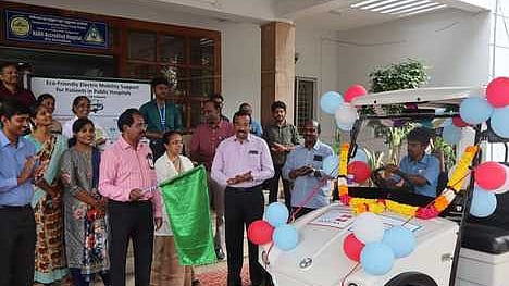  பேட்டரி வாகனத்தை கொடியசைத்துத் தொடக்கிவைத்த அரசு மருத்துவக் கல்லூரி முதல்வா் லியோ டேவிட். 