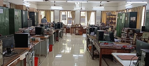  வருவாய்த் துறை சங்கங்களின் கூட்டமைப்பினா் வேலை நிறுத்தம் காரணமாக அலுவலா்கள், ஊழியா்களின்றி காணப்பட்ட விழுப்புரம் மாவட்ட ஆட்சியா் அலுவலகம். 