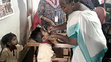 முகாமைப் பாா்வையிடுகிறாா் வட்டார மருத்துவ அலுவலா் டாக்டா் டி.ராஜலட்சுமி.