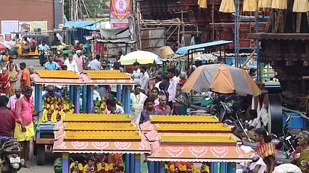 கும்பகோணம் ஆதிகும்பேசுவரா் கோயிலில் மாசிமக விழாவை முன்னிட்டு செவ்வாய்க்கிழமை நடைபெற்ற அறுபத்து மூவா் வீதியுலா.