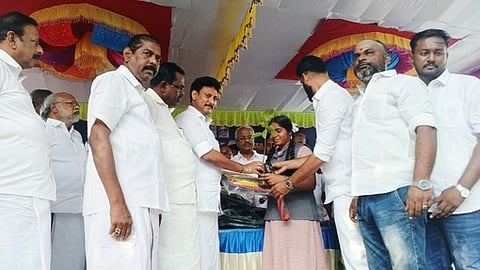 விழாவில் நலத்திட்ட உதவிகளை வழங்கிய பள்ளி கல்வித்துறை அமைச்சா் அன்பில் மகேஸ் பொய்யாமொழி.