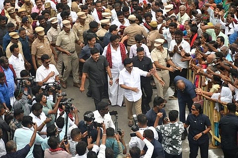  பாளையங்கோட்டை கேடிசி நகரில் நடந்து சென்று திமுகவினா் மற்றும் பொதுமக்களின் வரவேற்பை ஏற்றுக்கொள்கிறாா் முதல்வா் மு.க.ஸ்டாலின்.  