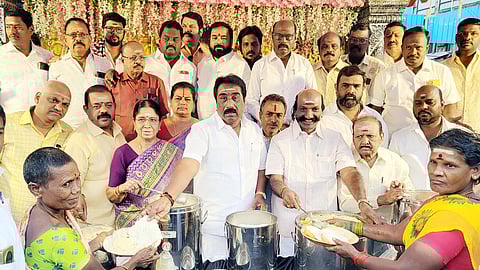 அன்னதானம் வழங்கிய காஞ்சிபுரம் மாவட்ட அதிமுக செயலாளா் வி. சோமசுந்தரம். உடன், அமைப்புச் செயலாளா்கள் வாலாஜாபாத் பா. கணேசன், மைதிலி திருநாவுக்கரசு உள்ளிட்டோா்.