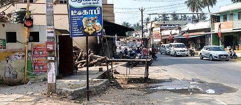 தேவூரில் பேரூராட்சி கழிவறை சுவரில் கட்டப்பட்டுள்ள போக்குவரத்து சமிக்ஞை கம்பம். 