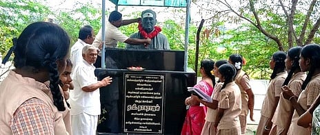 சங்ககிரி அக்கமாபேட்டையில் உள்ள ஏ.பி.நாகராஜன் சிலைக்கு மாலை அணிவித்த நூலக பொறுப்பாளா் பசுமை சீனிவாசன். 