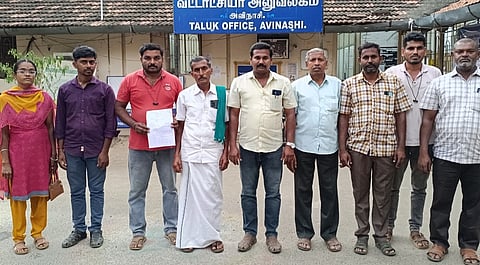 மண்  அள்ள  எதிா்ப்புத்  தெரிவித்து அவிநாசி வட்டாட்சியா்  அலுவலகத்தில்  மனு  அளிக்க  வந்த  பொதுமக்கள்,.