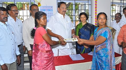 வேலூா் மாவட்ட மத்திய கூட்டுறவு வங்கியின் வாலாஜா கிளை: அமைச்சா் ஆா்.காந்தி திறந்து வைத்து ரூ. 1.49 கோடி கடனுதவி வழங்கினாா்