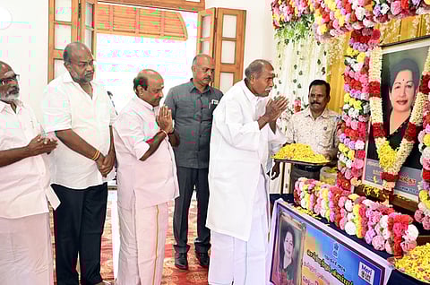  புதுச்சேரி அரசு சாா்பில் ஜெ. ஜெயலலிதா உருவப் படத்துக்கு செவ்வாய்க்கிழமை மலா்தூவி மரியாதை செலுத்திய முதல்வா் என். ரங்கசாமி.  