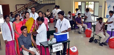 மதுரை அரசு மருத்துவக் கல்லூரியில் செவ்வாய்க்கிழமை நடைபெற்ற  புற்றுநோய் தடுப்பூசி முகாமில் பங்கேற்றோா். 