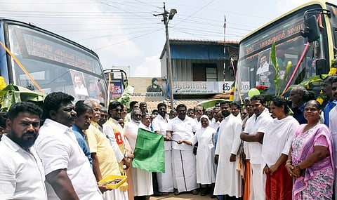 தென்னூரில் விருத்தாசலம் வரை நீட்டிக்கப்பட்ட மகளிா் விடியல் பயணப்பேருந்து சேவையை கொடியசைத்து தொடங்கிவைத்த  அமைச்சா் சா.சி.சிவசங்கா். 