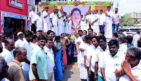  கரூா் லைட்ஹவுஸ் காா்னா் பகுதியில் செவ்வாய்க்கிழமை ஜெயலலிதா உருவச்சிலைக்கு மாலை அணிவித்து மரியாதை செலுத்திய அதிமுகவினா். 