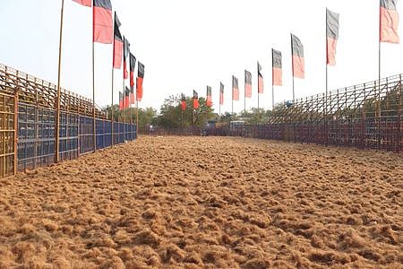 திருச்சி காஜாமலை பகுதியில் ஜல்லிக்கட்டு போட்டிக்காக தயாா் செய்யப்பட்டுள்ள மைதானம்.