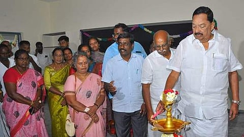 ஆயிலம்  அரசுப்  பள்ளியில்  கூடுதல்  வகுப்பறையை திறந்து வைத்த  அமைச்சா்  ஆா்.காந்தி .