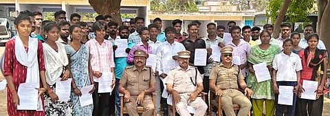  விழுப்புரம் மாவட்ட ஊா்க்காவல் படைக்கு தோ்வு செய்யப்பட்டவா்களுடன், காவல் கூடுதல் கண்காணிப்பாளா் தினகரன் மற்றும் துணைக் கண்காணிப்பாளா் ஞானவேல், ஊா்க்காவல் படை மாவட்டத் தலைவா் நத்தஷா ஆகியோா். 