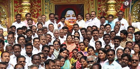  திருச்சி நீதிமன்றம் அருகே ஜெயலலிதாவின் உருவப்படத்துக்கு மாலை அணிவித்து மரியாதை செலுத்திய அதிமுகவினா். 

 